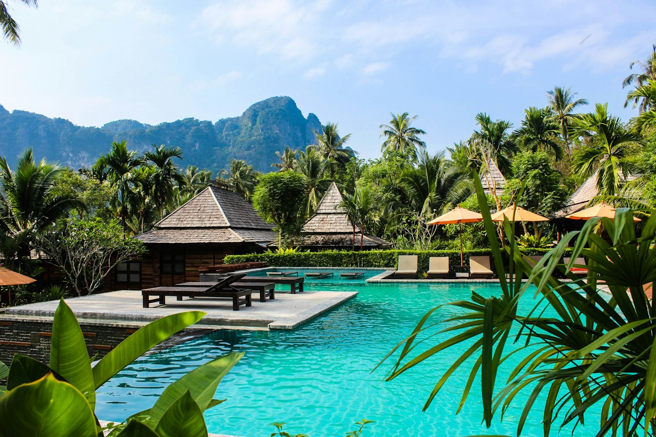 ชายหาดและที่พักใน Phuket สะท้อนความผันผวนของฤดูกาลท่องเที่ยวต่อรายได้ธุรกิจบริการ